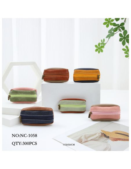 Carteira bicolor em couro sintético com fecho de correr.