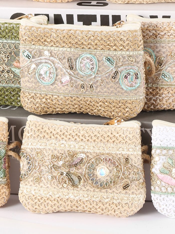 Monedero efecto rafia bordado y lentejuelas