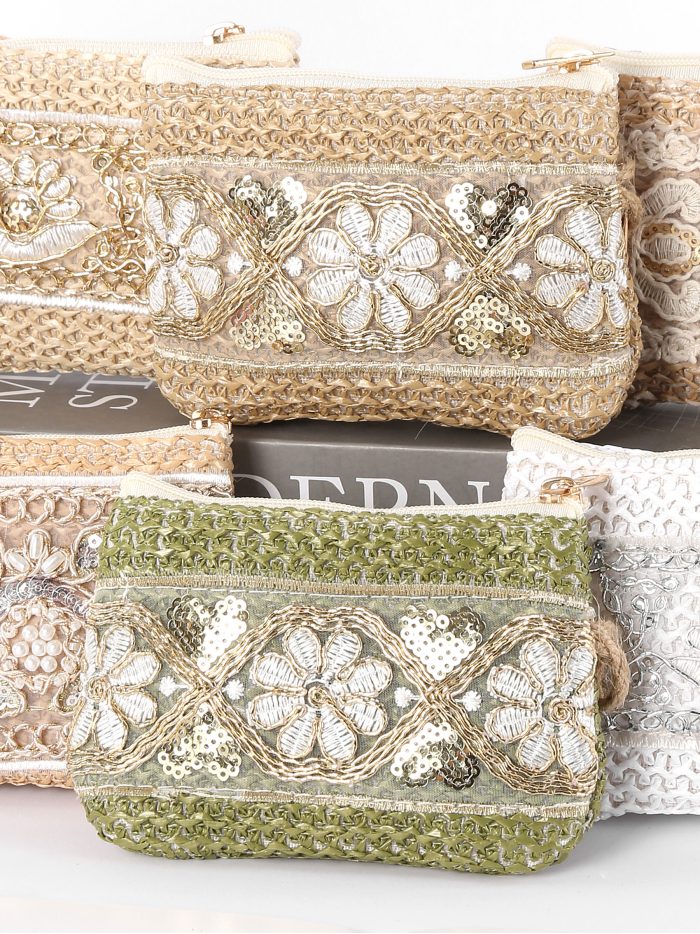 Monedero efecto rafia bordado floral lentejuelas