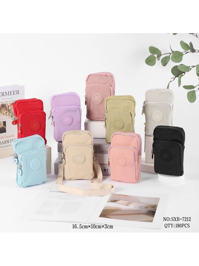 Mini bolsa de ombro em tecido para celular.