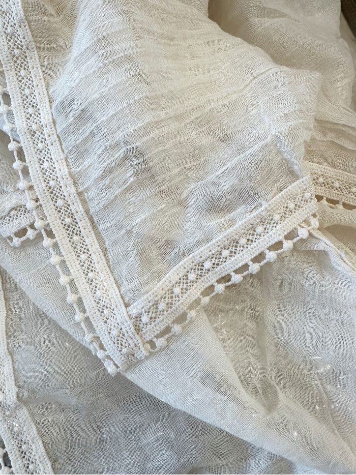 Lenço liso com acabamento em renda