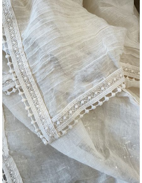 Lenço liso com acabamento em renda