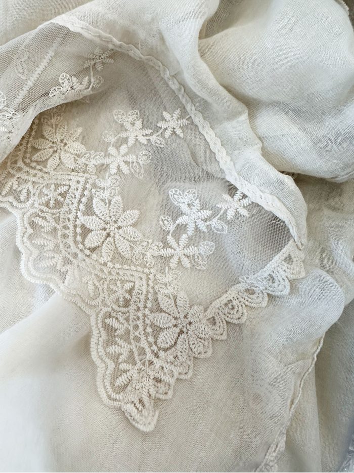 Fular liso borde de encaje