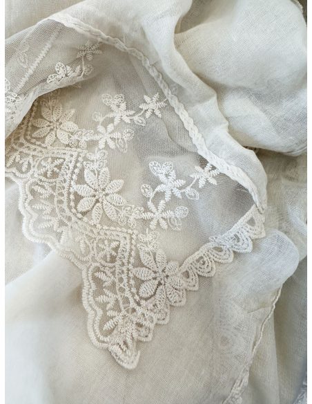 Fular liso borde de encaje