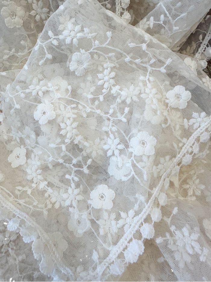 Fular bordado flores encaje