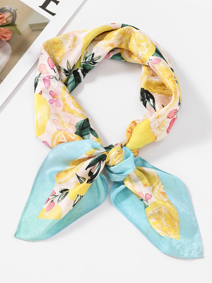 Lenço quadrado com estampa de limão em efeito seda