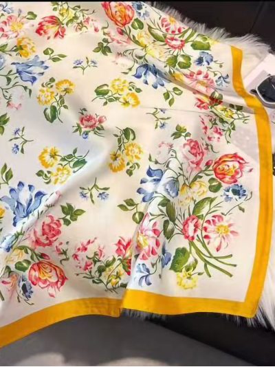 Pañuelo cuadrado satinado floral