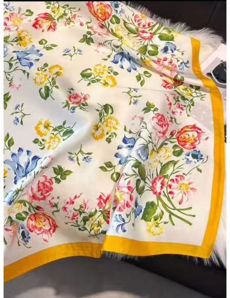 Pañuelo cuadrado satinado floral