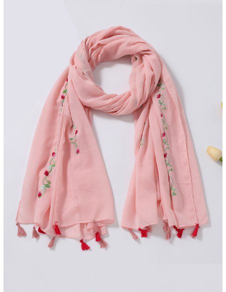 Lenço bordado com flores e franjas.