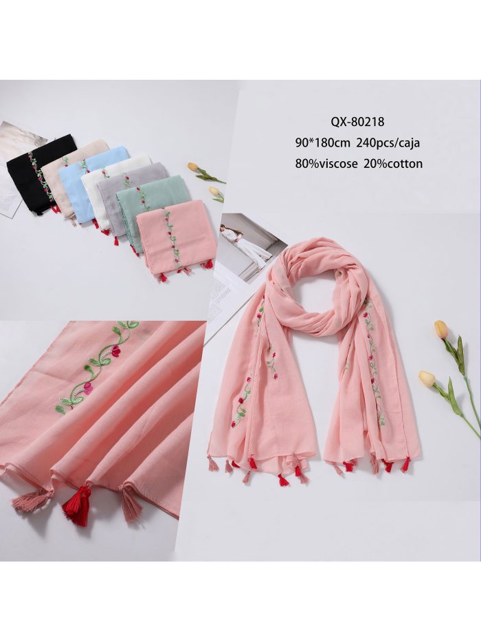 Lenço bordado com flores e franjas.