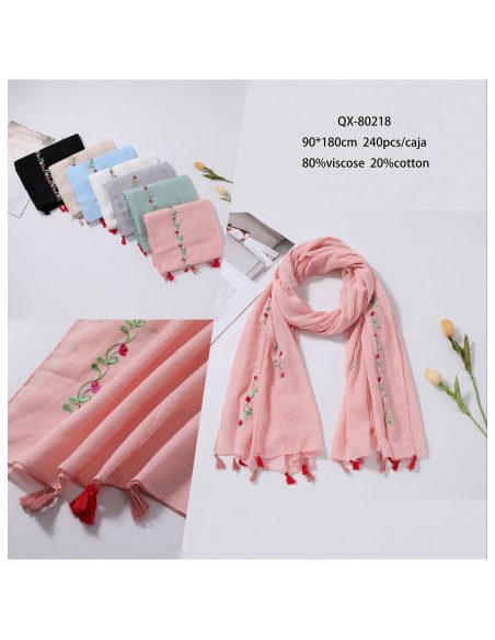 Lenço bordado com flores e franjas.