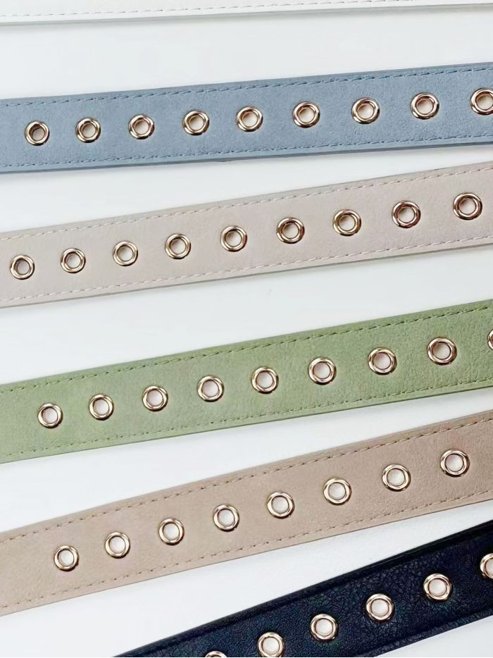 Schmaler Gürtel mit Ösen und goldener Schnalle