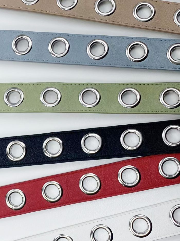 Cinturón maxi ojales metálicos y hebilla plateada