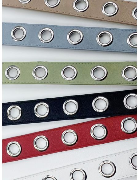 Cinturón maxi ojales metálicos y hebilla plateada