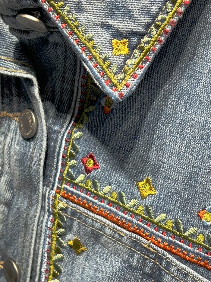 surchemise en denim brodée de fleurs