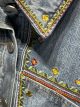 surchemise en denim brodée de fleurs