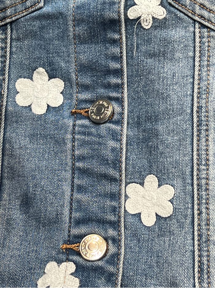 Chaqueta denim bordada flores en relieve