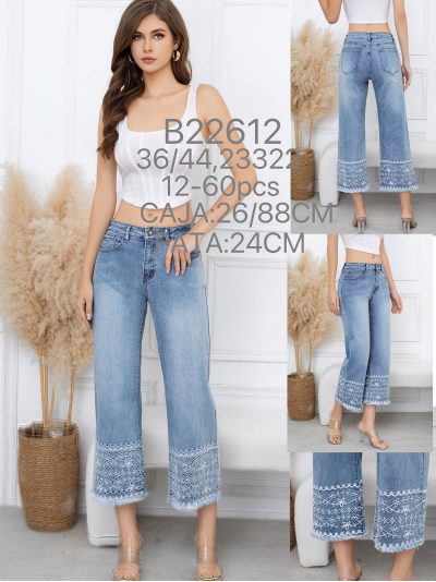 Jeans cropped bordado en bajo 2