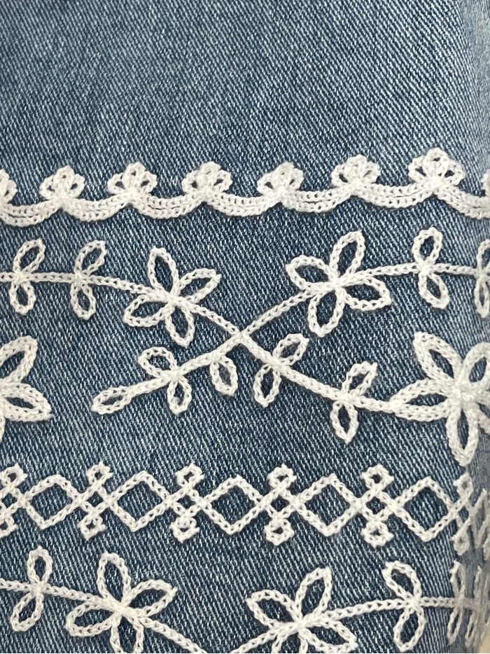 Jeans cropped bordado en bajo
