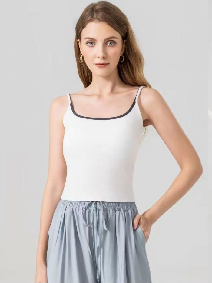 Haut à bretelles avec bordures contrastées et soutien-gorge intégré