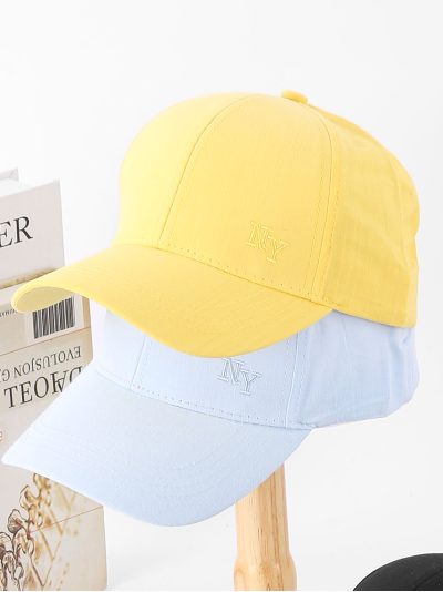 Gorra letras bordadas en colores vivos