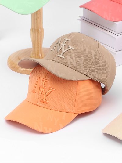 Gorra letras en relieve colores vibrantes
