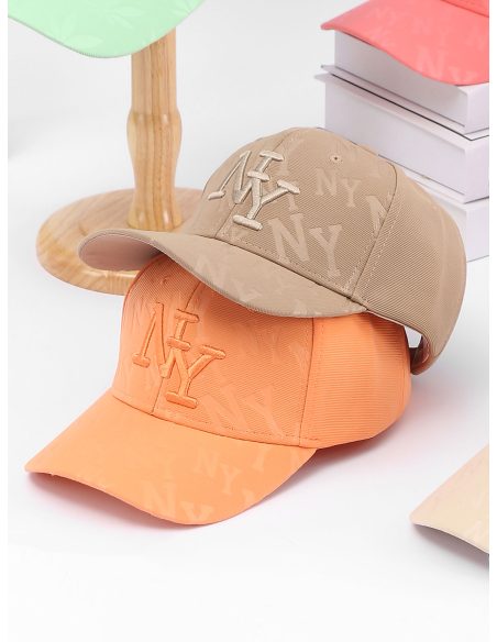 Boné com letras em relevo em cores vibrantes.