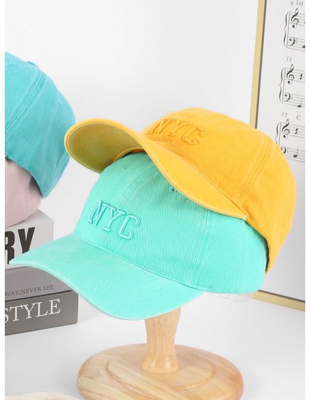 Boné vintage com letras bordadas