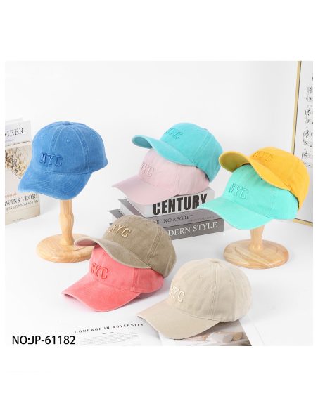 Boné vintage com letras bordadas