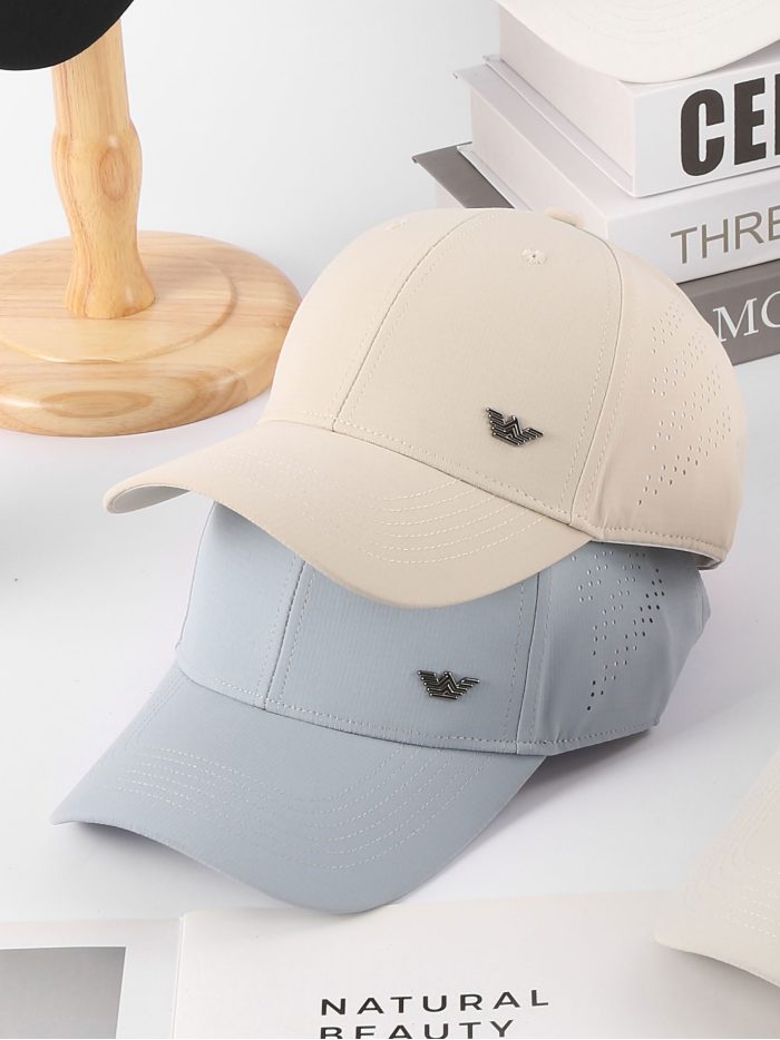 Gorra transpirable paneles perforados detalle metálico