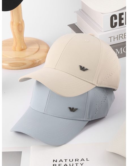 Gorra transpirable paneles perforados detalle metálico