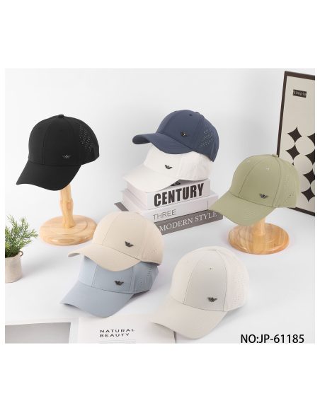 Gorra transpirable paneles perforados detalle metálico