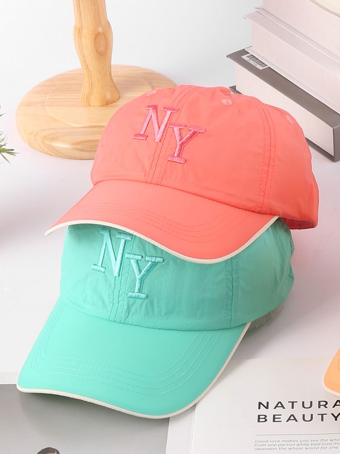 Gorra letras bordadas ribete en contraste