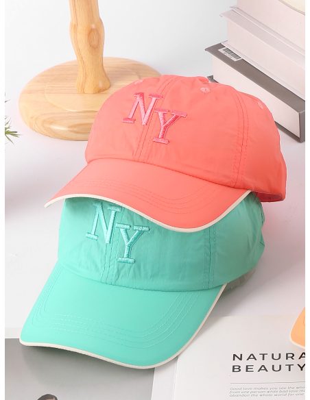 Gorra letras bordadas ribete en contraste