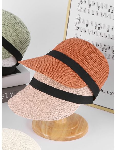 Boné com efeito ráfia e faixa preta