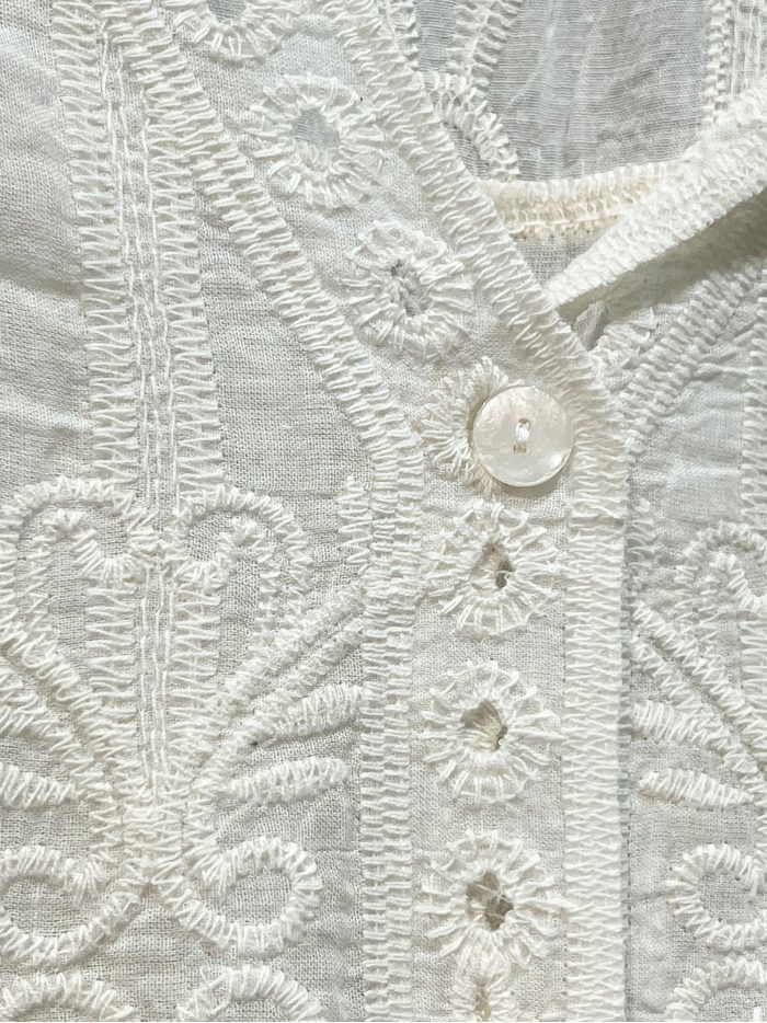 Chaqueta bordada sangallo botones