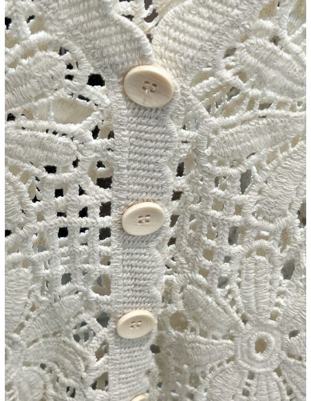 Casaquinho de crochê com flores