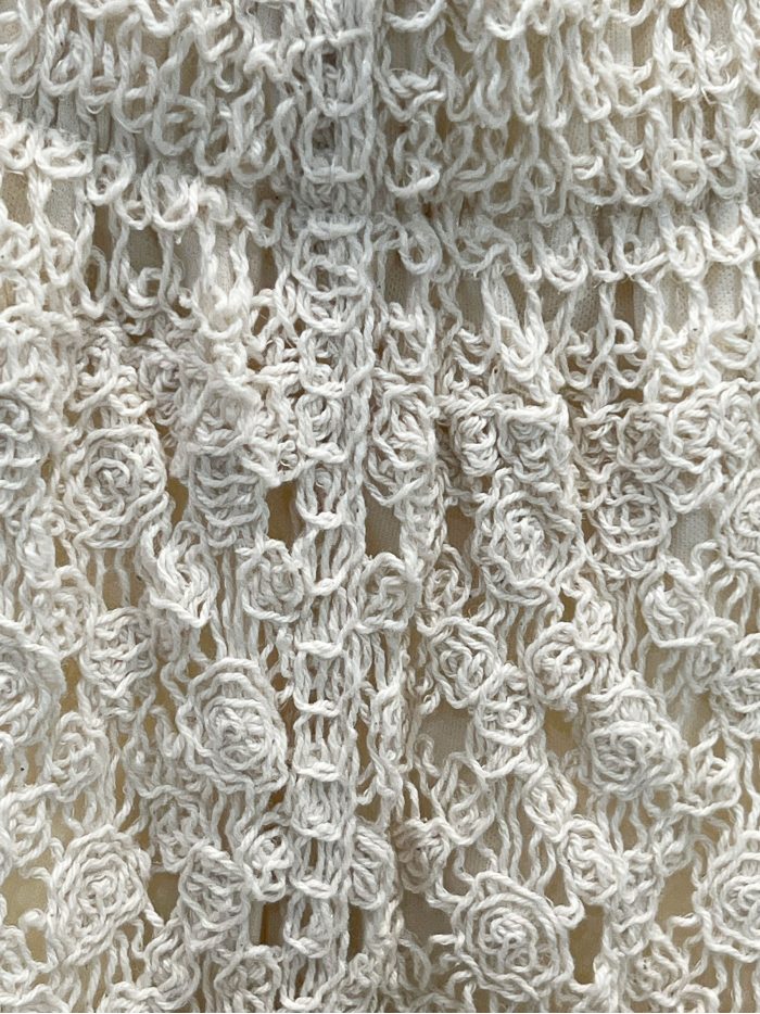 Pantaloni svasati traforati all'uncinetto