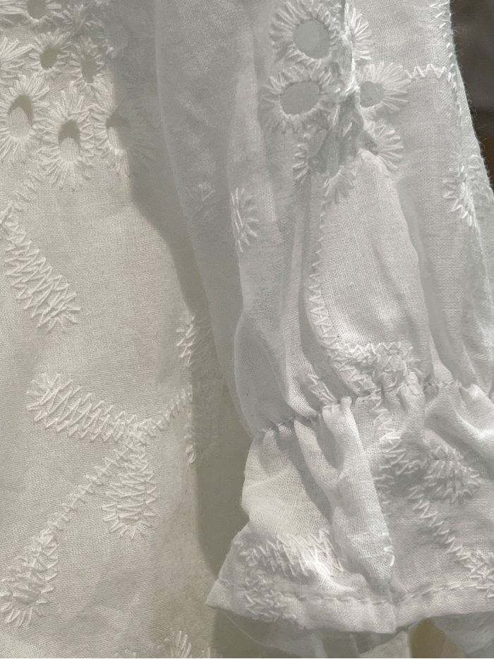 Completo traforato con camicia annodata + gonna midi