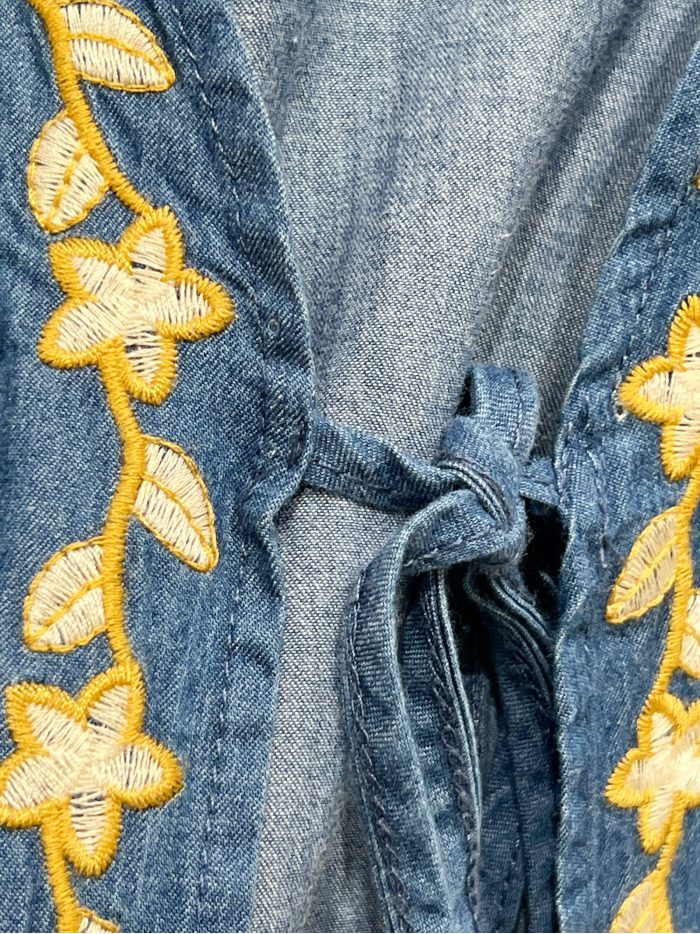 Top denim bordado lazos