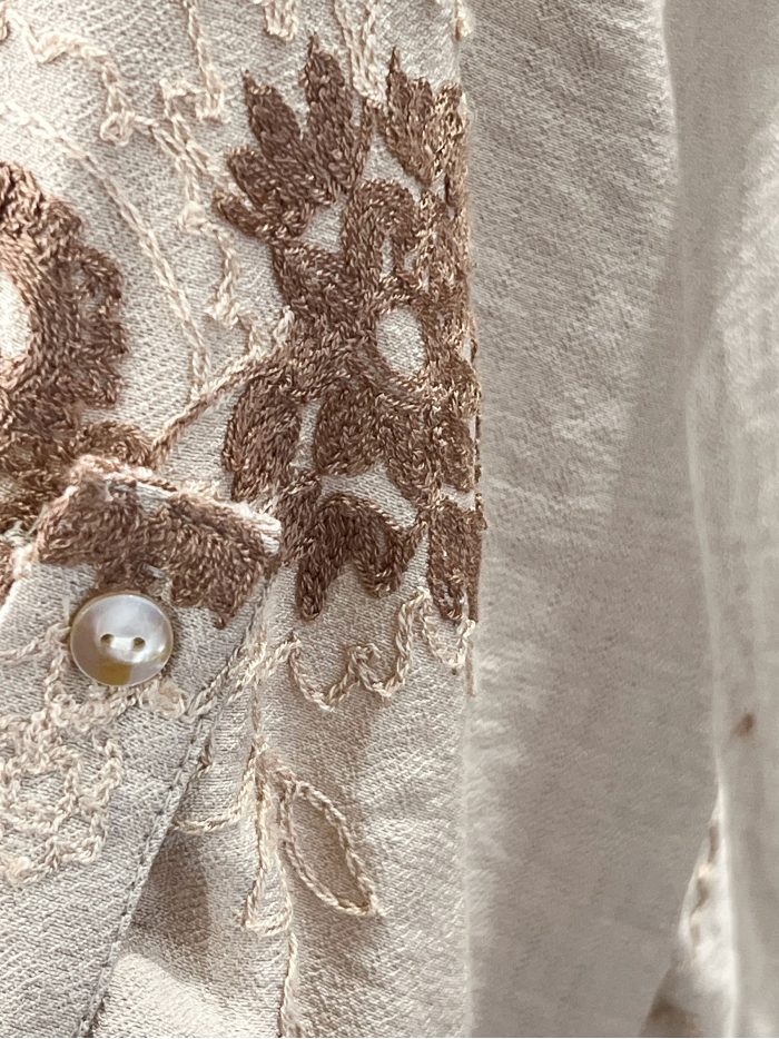 Completo camicia e pantaloni ricamati