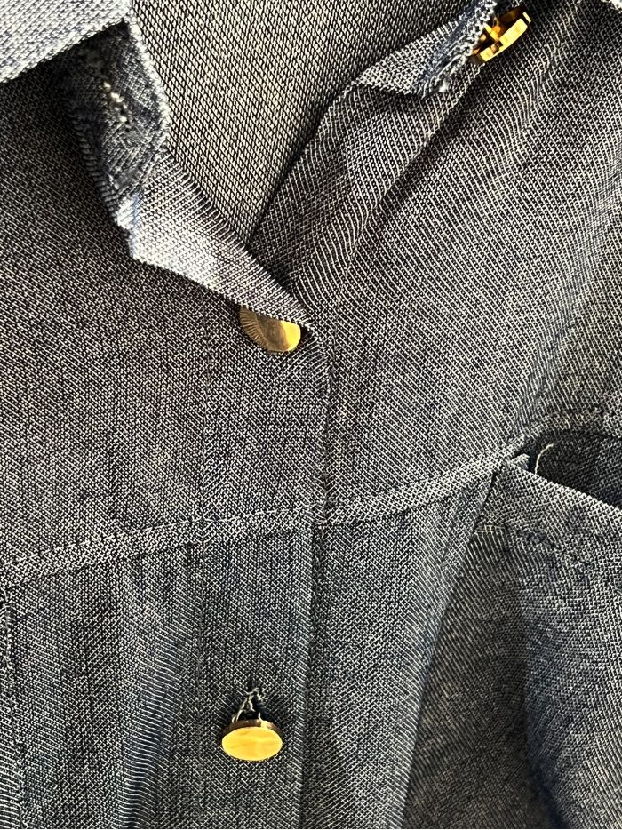 Camisa sin mangas botones dorados