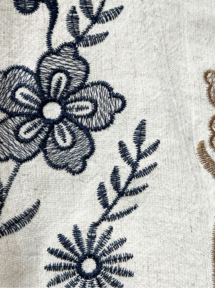 Blusa con scollo a V ricamata con fiori