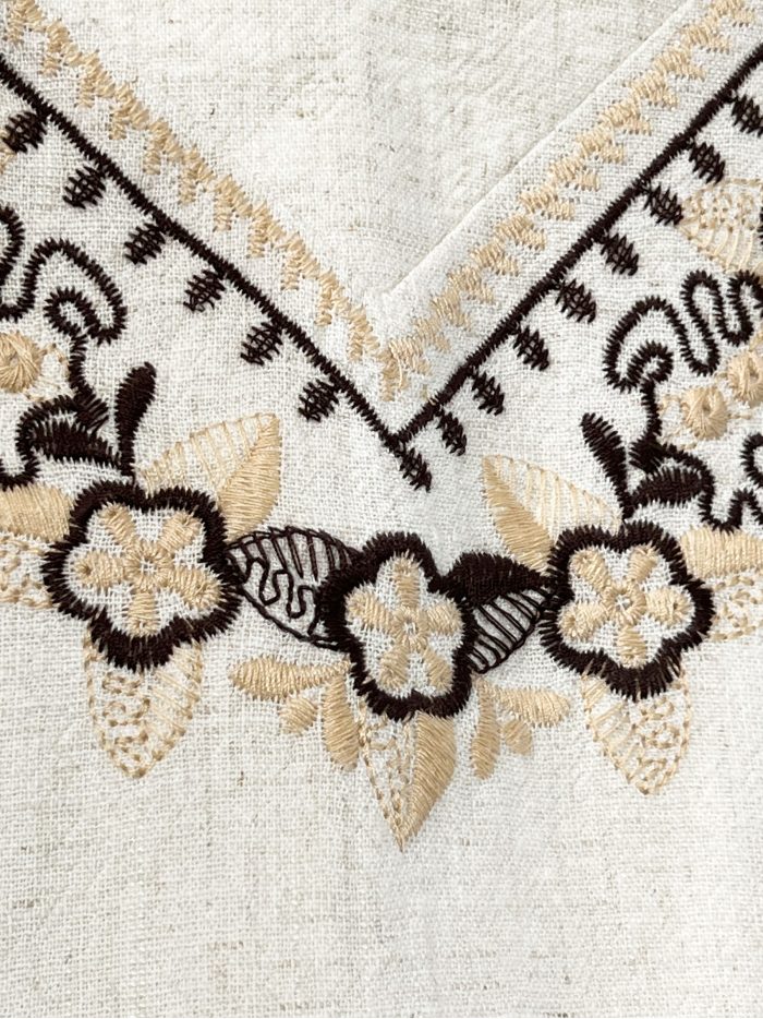 Blusa cuello pico bordado