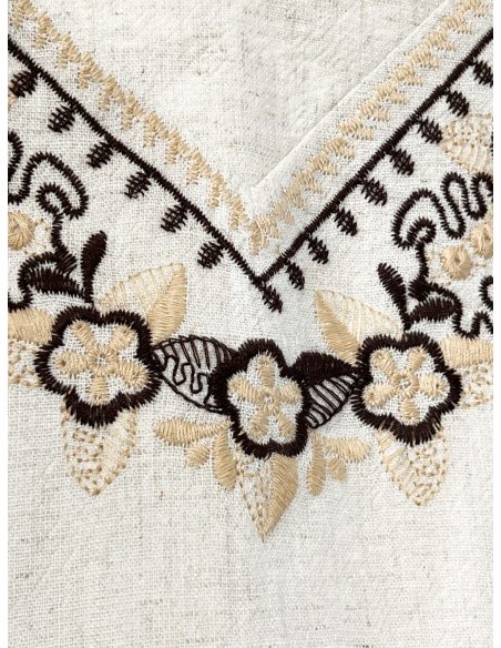 Blusa cuello pico bordado