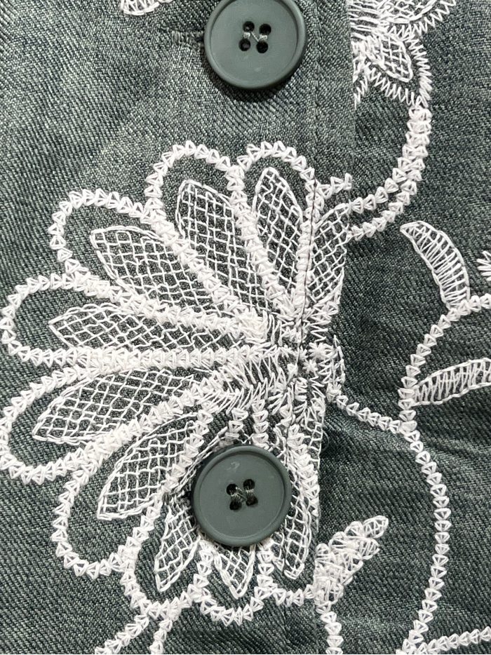 Conjunto de colete e calça bordados