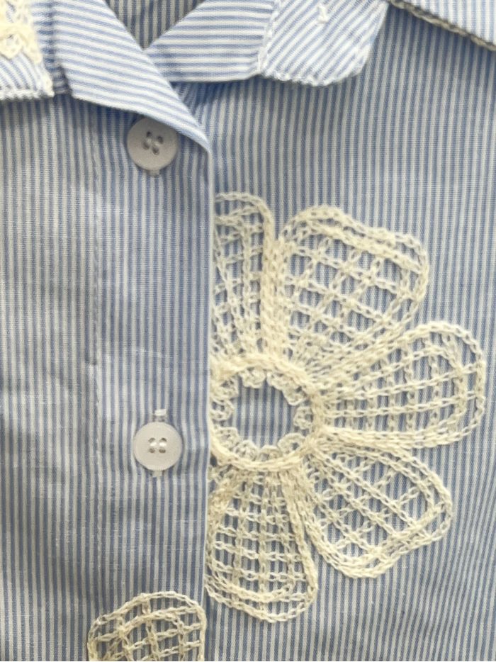 Camisa rayas flores bordadas