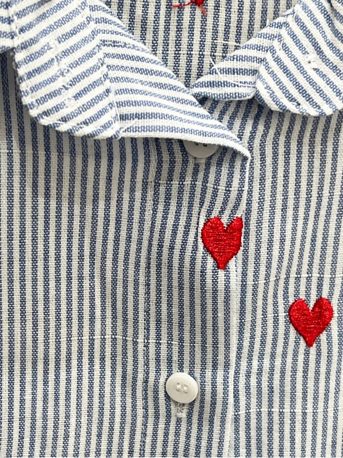 Camisa rayas corazones bordados