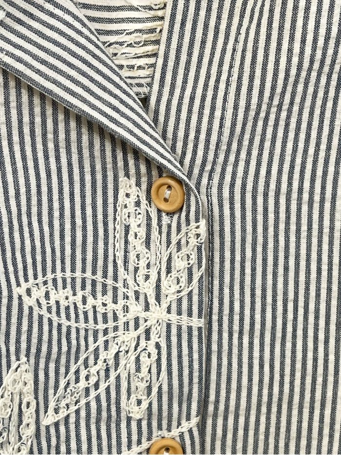 Abito camicia con righe, foglie ricamate e cintura