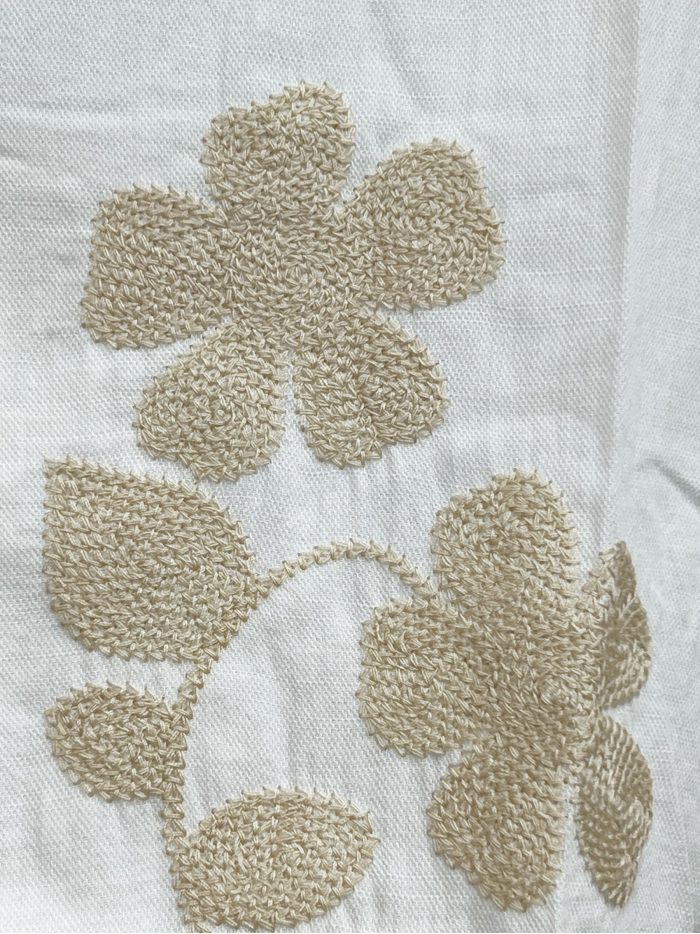 Hemd mit Blumenstickerei